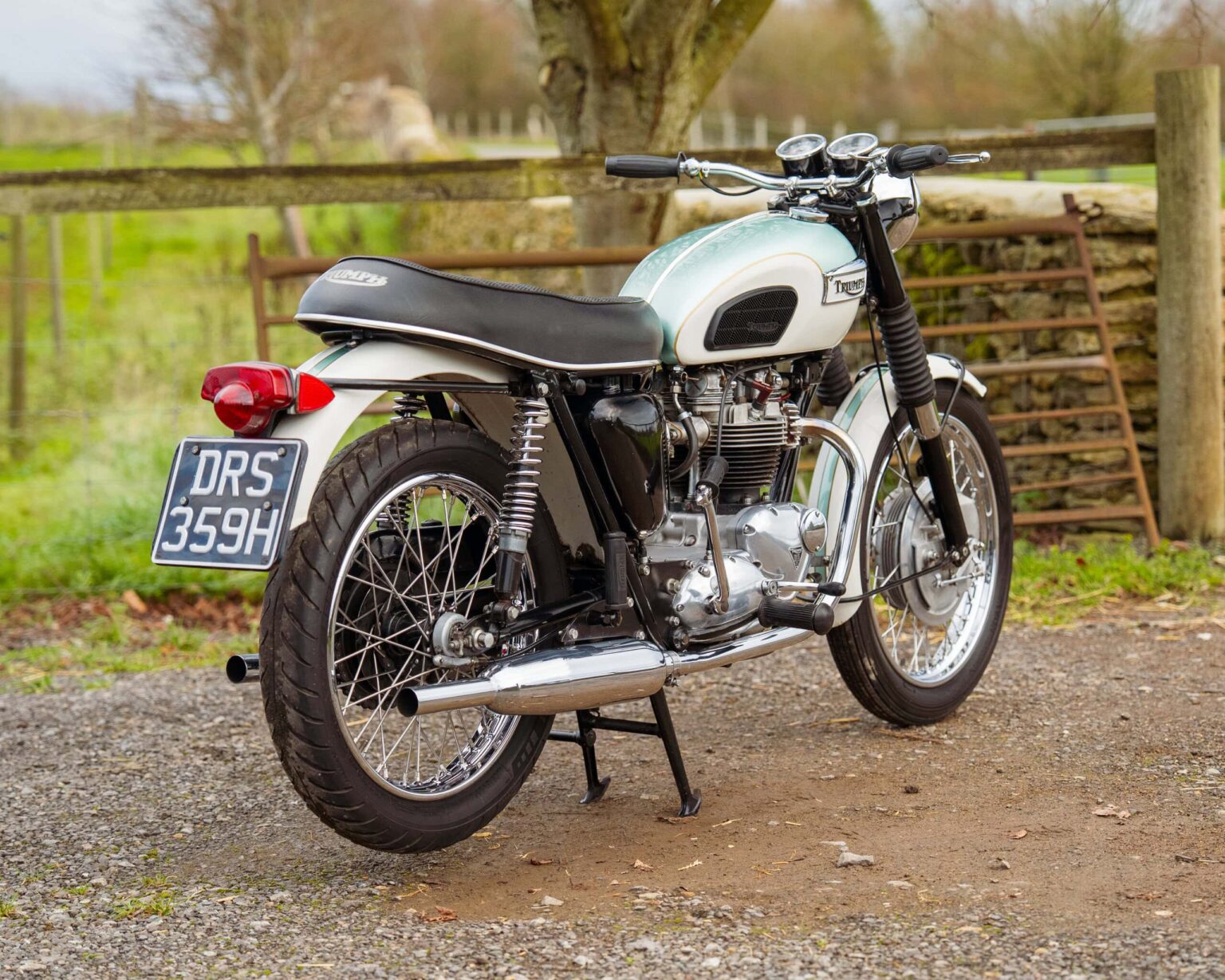 Classic motorcycle with retro design and chrome details, perfect for vintage vehicle enthusiasts.